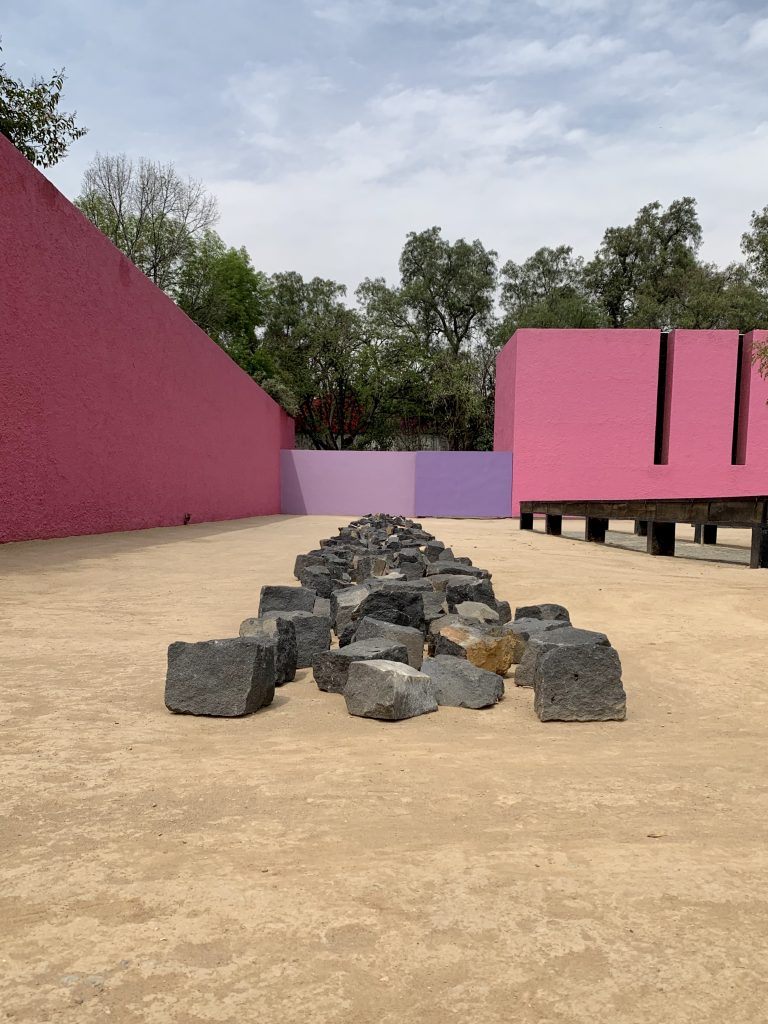 Richard Long ha sido reconocido  mundialmente por ser uno de los pioneros del movimiento de Land Art. Su sello distintivo como artista conceptual consiste en dejar el rastro de sus caminatas con materiales orgánicos tomados de la naturaleza como piedras, barro, rocas y otros para icrearnstalaciones in-situ principalmente en espacios exteriores.