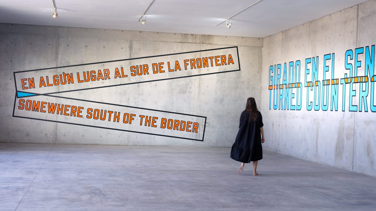 Lawrence Weiner presenta su primera exposición “AL SUR DE LA FRONTERA” en Casa Wabi